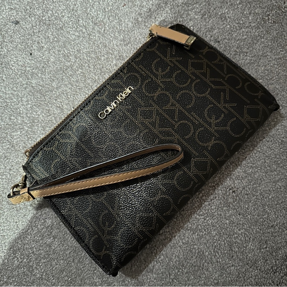 Calvin Klein wristlet.
3 inside pockets,
Condition like new.